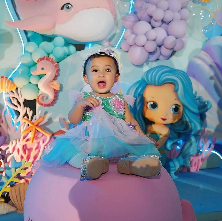 <p>Azura Atta putri bungsu Aurel Hermansyah dan Atta Halilintar, baru saja merayakan ulang tahunnya yang pertama, Bunda. Kedua orang tuanya pun membuat serangkaian pesta ulang tahun yang meriah. (Foto: Instagram: @attahalilintar)</p>