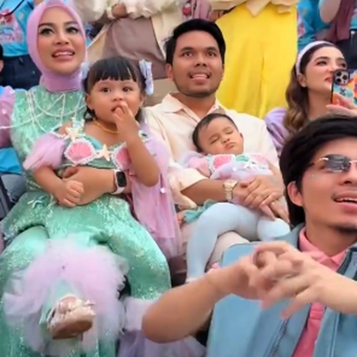<p>Banyak netizen yang memuji kemeriahan pesta ulang tahun Azura nih, Bunda. Tidak sedikit juga yang salah fokus karena Azura yang justru tertidur pulas. "<em>MasyaAllah</em> keren, meriah banget ultah adik Azura," kata seorang netizen. "Lucu banget Azura-nya malah bobo," ungkap netizen lainnya dengan emotikon hati. (Foto: TikTok: @attahalilintar)</p>