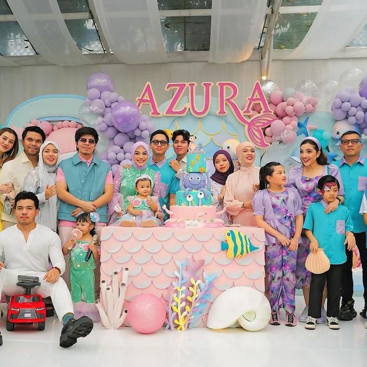 <p>Acara ini turut dihadiri oleh seluruh keluarga besar Atta dan Aurel. Mereka yang hadir kompak mengenakan pakaian dengan kombinasi warna merah muda, ungu, hijau, dan biru. (Foto: Instagram: @attahalilintar)</p>