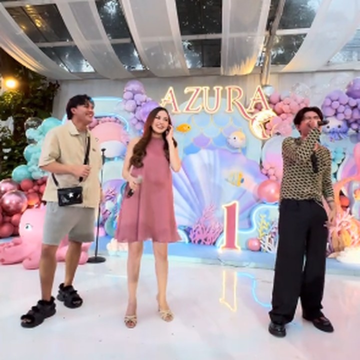 <p>Selain acara ulang tahun yang meriah, Atta dan Aurel turut memberikan kejutan untuk tamu yang hadir. Keduanya menghadirkan band ternama, Juicy Luicy. Tidak sendirian, ternyata Juicy Luicy berduet dengan Rizky Febian. Sang istri, Mahalini, juga ikut meramaikan acara di atas panggung. (Foto: TikTok: @attahalilintar)</p>
