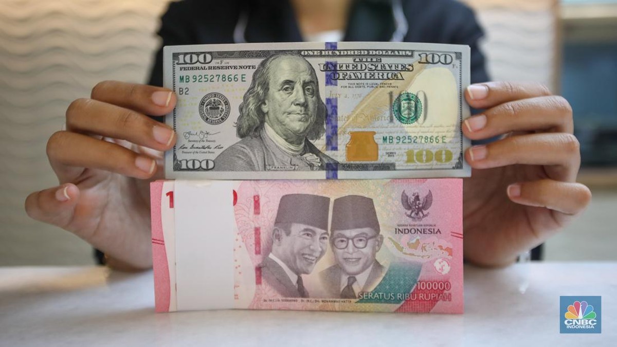 Rupiah Keok Lawan Dolar AS, Kurs Naik ke Rp17.275/US$
