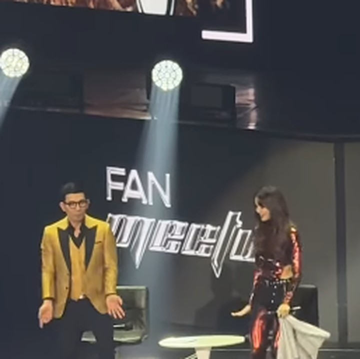 <p>Tidak hanya dipeluk Lisa, Indra yang kala itu mengenakan setelah jas warna kuning turut memperlihatkan bakatnya untuk nge-<em>dance</em>, lho. Ketika menari dengan lagu <em>Rockstar</em>, Lisa yang terpana pun ikut menari bersama Indra. (Foto: Instagram: @indraherlambang)</p>