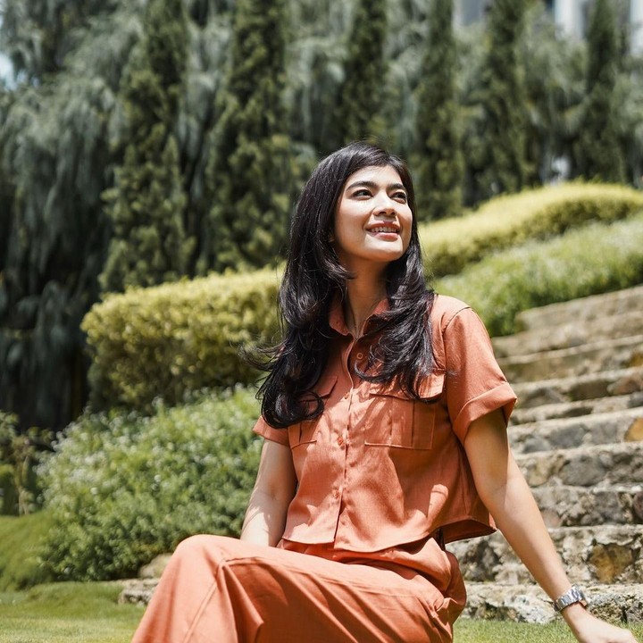<p>Meski sering memerankan sosok perempuan yang jahat dan licik, Raya adalah orang yang berbeda di dunia nyata. Ia mengaku memiliki karakter yang cuek dan pendiam. "Enggak (kebawa peran antagonis), sih. Tapi apa karena aku lebih cuek, ya? Jadi aku sih pokoknya kalau di lokasi ya yang penting pas disuruh aktingnya saja. Selebihnya diam, enggak ada tenaga soalnya," tuturnya. (Foto: Instagram: @rayakohandi244)</p>