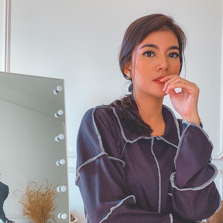 <p>"Zaman dulu yang sosmed tuh belum ada. Jadi orang tuh benar-benar kemakan sama TV. Dikirain peran aslinya tuh kayak gitu kan. Jadi kalau ketemu tuh suka dicubit ibu-ibu. Sambil muka julid, 'Ih, jangan galak-galak coba'," katanya ketika menjadi bintang tamu dalam acara <em>FYP TRANS 7,</em> beberapa waktu lalu. (Foto: Instagram: @rayakohandi244)</p>