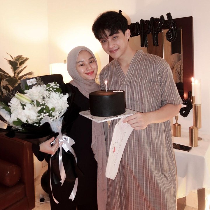 <p>Dinda Hauw menikah dengan Rey Mbayang pada 2020. Ia diketahui berusia lebih tua dua tahun dari sang suami. Kini, Dinda berusia 28 tahun, sedangkan sang suami 26 tahun. (Foto: Instagram@rey_mbayang)</p>