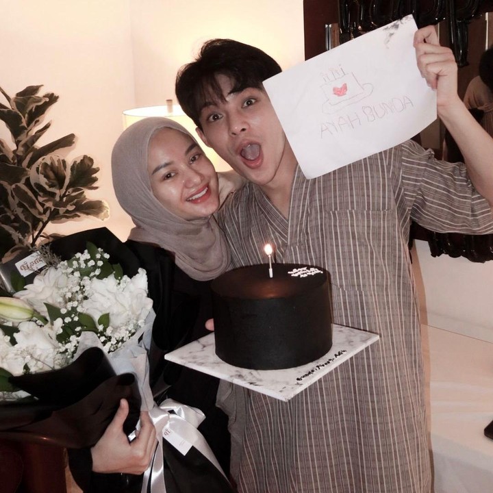 <p>Tak kalah dari sang suami, Dinda pun memberikan kejutan romantis di hari ulang tahun suaminya dengan membawa kue ulang tahun dan buket bunga. "Setelah menikah, harimu dan hariku menjadi hari KITA. Kamu jadi kado terindah di hidupku, dan aku berharap bisa hidup lebih lama bersamamu. Makasih sayang, makasih shaka kaba," tulis Rey, dikutip dari laman Instagram @rey_mbayang. Kemesraan Dinda dan Rey pun membuat <em>followers</em> mereka heboh dengan ramai berkomentar di akun Instagram pasangan ini. (Foto: Instagram@rey_mbayang)</p>