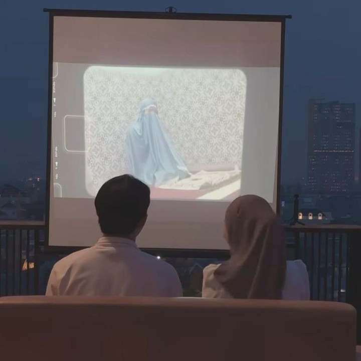 <p>Rey ternyata memberikan kejutan dengan menampilkan video-video lawas mereka dari sebelum menikah hingga memiliki dua anak yang tampan. (Foto: Instagram@dindahw)</p>
