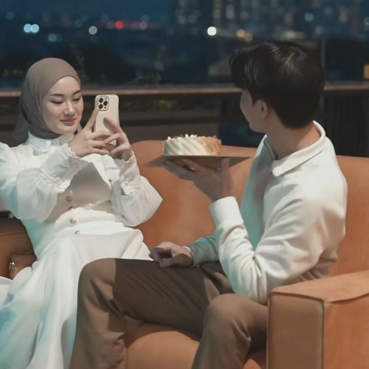 <p>Rey juga memberikan kue ulang tahun buatannya sendiri untuk sang istri. Tentu saja, usaha yang dilakukannya itu membuat Dinda terharu. "Selalu dibuat terharu bahagia sama kamu, terima kasih ya sudah menjadi suami yang sangat baik, terima kasih juga..untuk semuanya. MasyaAllah Tabarakallah," tulis Dinda, dikutip dari laman Instagram @dindahw<em>,</em> Senin (18/11/2024). (Foto: Instagram@dindahw)</p>