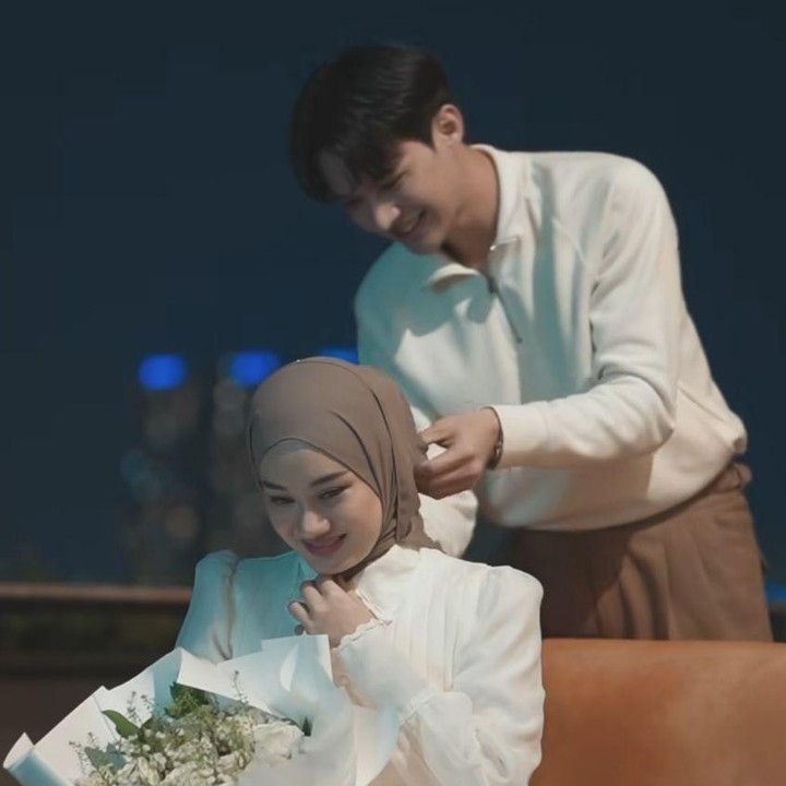 <p>Tak berhenti di situ, Rey juga menyiapkan buket bunga dan hadiah spesial berupa kalung dan gelang untuk sang istri. (Foto: Instagram@dindahw)</p>