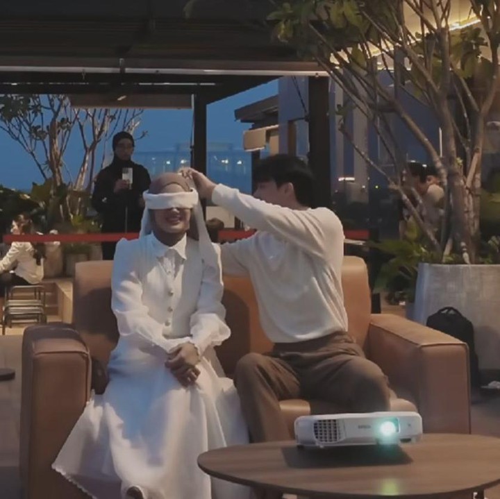 <p>Belum lama ini, Dinda membagikan momen romantis saat sang suami memberikan kejutan untuknya. Melalui video tersebut, Rey membawa sang istri dengan mata tertutup ke suatu tempat yang telah disiapkannya. (Foto: Instagram@dindahw)</p>