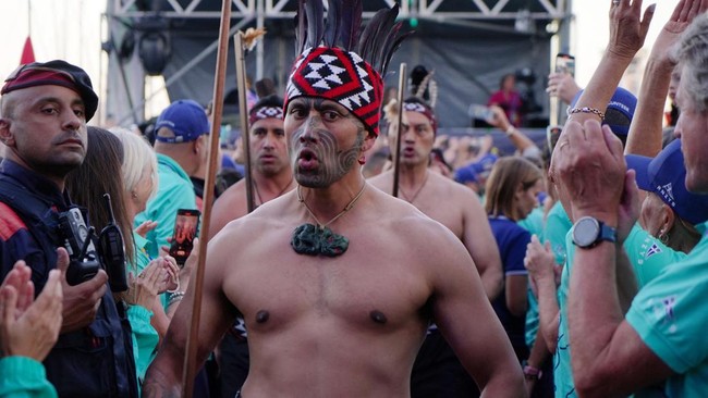 Tarian Haka dari suku Maori menjadi sorotan setelah salah satu anggota parlemen Selandia Baru, Hana Rawhiti, menginisiasi aksi itu di tengah sidang perlemen.