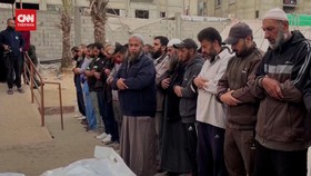 VIDEO: Warga Khan Younis Salat Jenazah Korban Serangan Israel