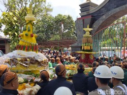 Aksi Copet Warnai Rebutan Tumpeng Hari Jadi ke-819 Tulungagung