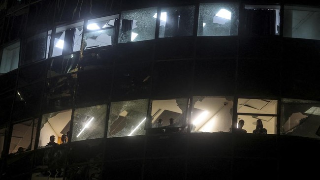 Media Israel Haaretz pada Sabtu (14/6) melaporkan rudal Teheran telah menghantam beberapa bangunan di Israel tengah.