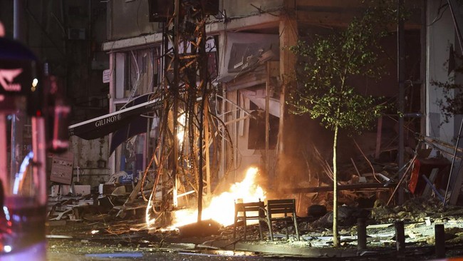 Ledakan Keras di Tel Aviv, Sirine Meraung Iran meluncurkan serangan balasan dengan mengirim ratusan rudal ke ibu kota Israel.