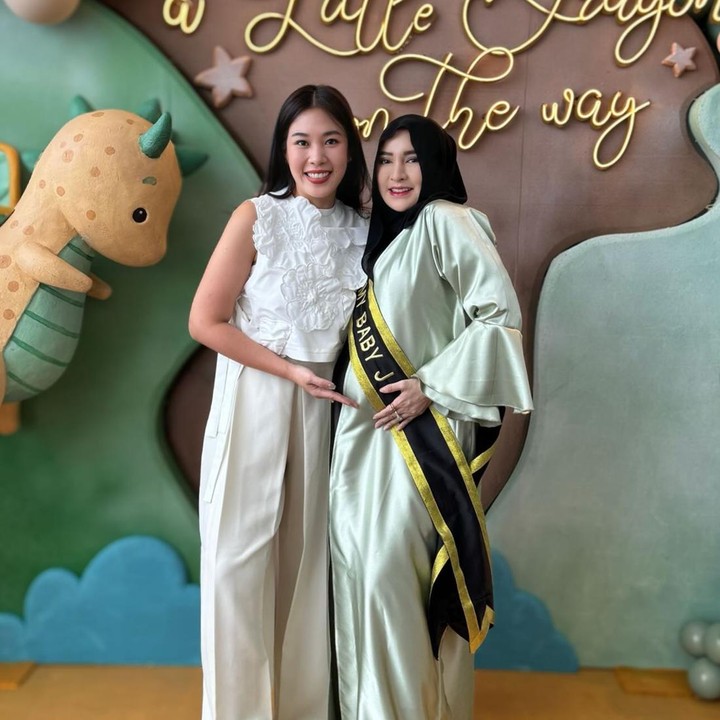 <p>Beberapa tamu yang hadir juga turut membagikan momen spesial tersebut. Salah satunya adalah Makeup Artist (MUA) ternama Marlene Hariman. Marlene yang mengenakan baju bernuansa putih membagikan potret berdua dengan Shandy. (Foto: Instagram @marlenehariman)</p>