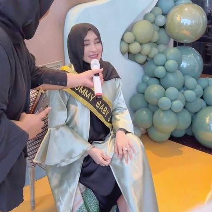 <p>Shandy mengaku terharu dengan kejutan yang diberikan para sahabat. Sang suami Gilang Widya Pramana mengatakan bahwa istrinya itu sangat senang dan terharu sampai meneteskan air mata. "<em>Speechless</em> bumil tuh sampe <em>terhura</em> meneteskan air mata. Makasi mbak gigi, bunda, bro raffi dan semua sahabat yang sayangg sama shandy," tulisnya di kolom komentar unggahan Nagita dan Raffi. (Foto: Instagram @shandypurnamasari)</p>