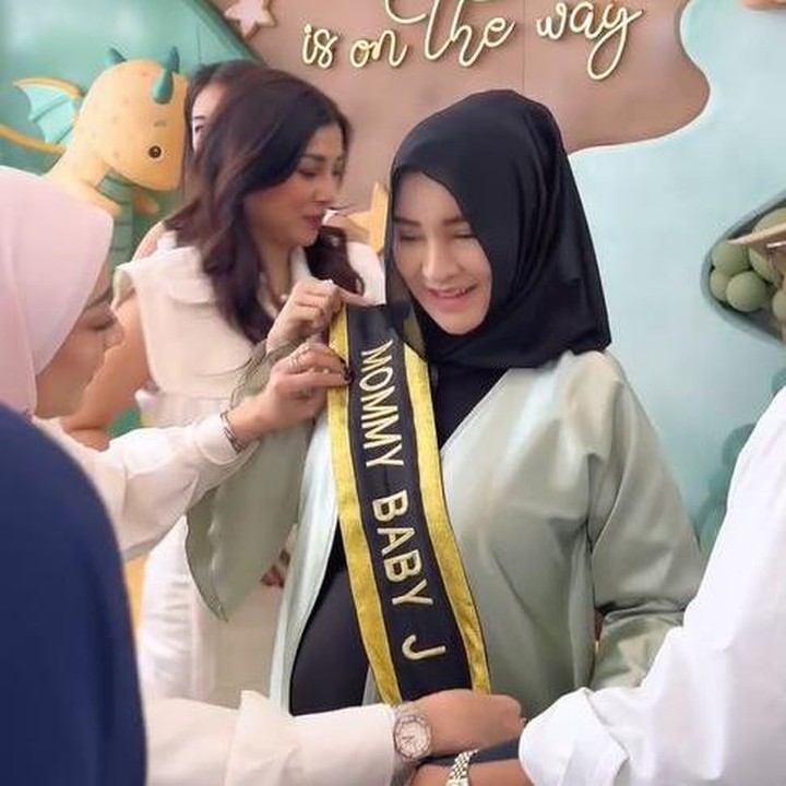 <p>Dalam acara <em>baby shower</em> ini, semua tamu yang hadir kompak mengenakan pakaian berwarna putih. Sementara itu, Shandy dan sang suami terlihat mengenakan baju bernuansa warna hijau dan hitam. Shandy juga terlihat mengenakan kain selempang bertuliskan inisial nama anak ketiganya, yakni 'Baby J'. (Foto: Instagram @shandypurnamasari)</p>