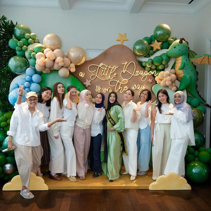 <p>Pengusaha kosmetik Shandy Purnamasari sebentar lagi akan melahirkan anak ketiga, Bunda. Belum lama ini, para sahabat mengadakan acara <em>baby shower</em> kehamilan ketiga Shandy nih. (Foto: Instagram @raffinagita1717)</p>