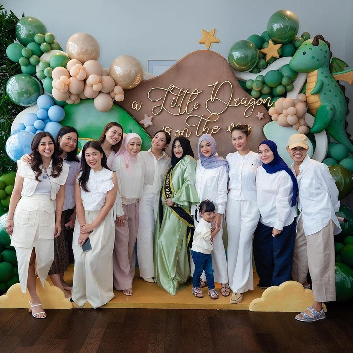 <p>Acara <em>baby shower</em> ini adalah kejutan yang tidak diketahui oleh Shandy. Acara berlangsung sederhana dihadiri oleh beberapa artis ternama Tanah Air. (Foto: Instagram @raffinagita1717)</p>