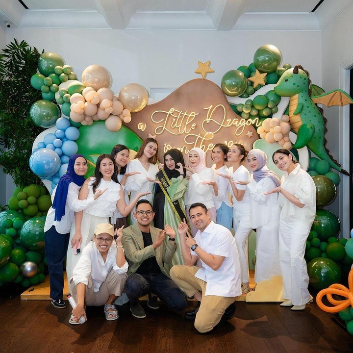 <p>Salah satu tamu yang hadir adalah pasangan Nagita Slavina dan Raffi Ahmad. Keduanya turut memberikan kejutan dan mengunggah momen spesial tersebut di media sosial. "<em>Baby Shower. Love You</em> Mba @shandypurnamasari, lancar semuanya, sehat terus sampai persalinan nanti dan disehatkan Ibunya dan Bayinya," tulis Nagita dan Raffi di Instagram. (Foto: Instagram @raffinagita1717)</p>