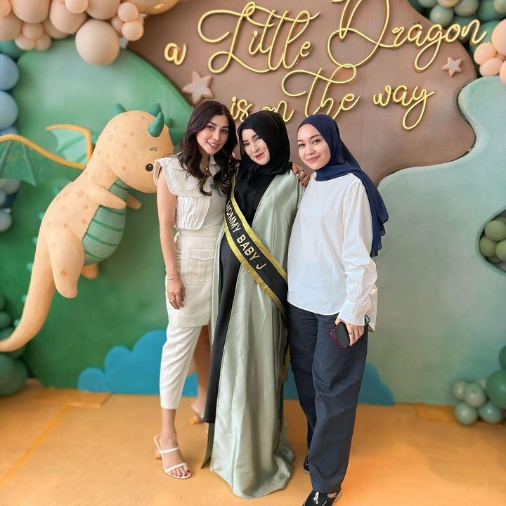 <p><em>Public figure</em> lain yang juga datang di acara ini adalah Nisya Ahmad. Adik Raffi Ahmad ini memang diketahui menjalin hubungan dekat dengan Shandy. Melalui foto yang diunggahnya, Nisya menuliskan doa dan harapannya untuk sang sahabat. "Sehat sehat terus baby dan bumil yaaa, lancar sampe lahiran," tulisnya. (Foto: Instagram @nissyaa)</p>