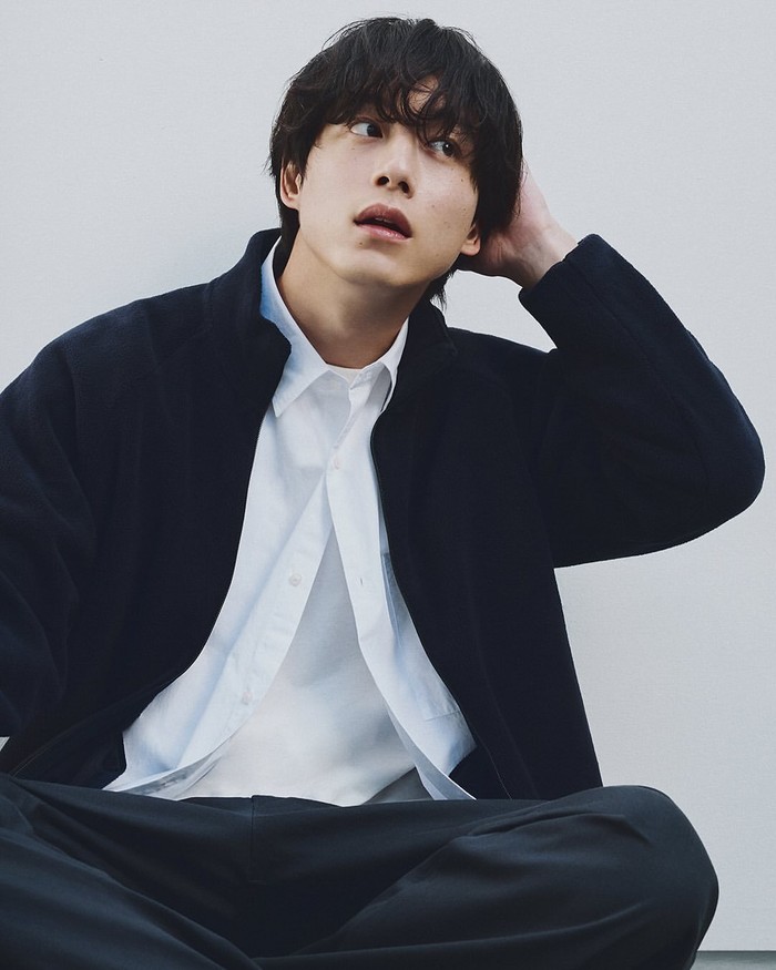 Aktor berusia 33 tahun ini menampilkan gaya kasual dalam balutan koleksi musim dingin Uniqlo Korea, membuktikan bahwa kita tetap bisa tampil stylish dan tetap hangat di musim dingin dengan pilihan pakaian yang tepat./ Foto: instagram.com/uniqlokr