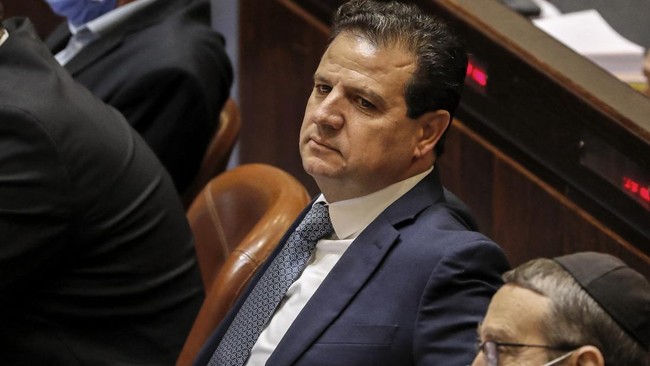 Politikus Israel Ayman Odeh jadi sorotan karena diusir dari podium usai sebut Benjamin Netanyahu pembunuh berantai.