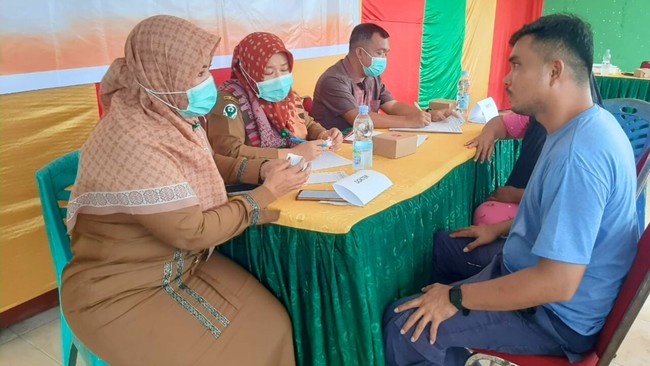 Asian Agri dan Tanoto Foundation kembali memberikan edukasi dan pelayanan kesehatan gratis melalui acara Sehat Bersama di Desa Lalang Kabung, Pelalawan, Riau.