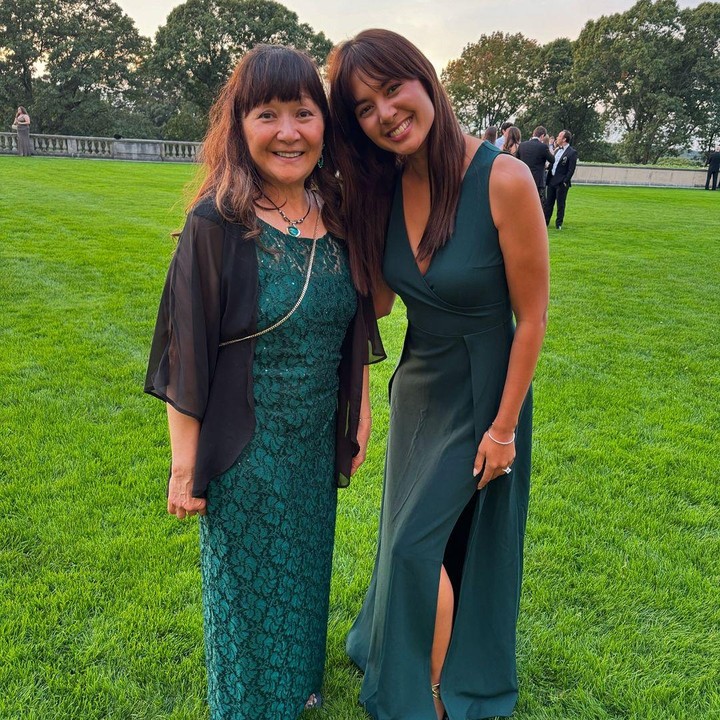<p>Di foto lainnya, Tyler membagikan potret Aurelie saat berpose bareng sang Bunda. Beberapa netizen turut mengomentari paras keduanya yang dianggap mirip. "Mirpppp bgttt yaa sama calon mertua," tulis akun @am***. "Mamanya mirip banget sama @aurelie," ujar @ar***. (Foto: Instagram @aurelie/ @drtylerbigenho)</p>