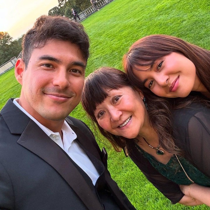 <p>Baru-baru ini, Tyler juga mengunggah foto kebersamannya dengan Aurelie dan ibundanya di media sosial. Foto ini diunggah Tyler untuk merayakan ulang tahun sang Bunda. Aurelie menuliskan komentar singkat di mana ia mengungkap panggilannya ke calon ibu mertua, "tante," tulisnya. (Foto: Instagram @aurelie/ @drtylerbigenho)</p>