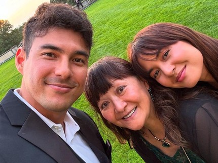 5 Potret Kedekatan Aurelie Moeremans Bersama Calon Ibu Mertua