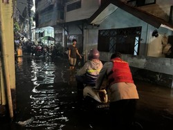 Petogogan Tergenang Banjir Capai 40 Cm, Puluhan Motor Warga Dievakuasi