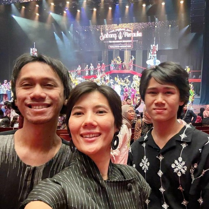 <p>anyak netizen yang turut menyebut El Pitu adalah kembaran sang Bunda. Bahkan, tidak sedikit yang menyebut keduanya bak kakak dan adik. (Foto: Instagram: @sarahcandra)</p>
