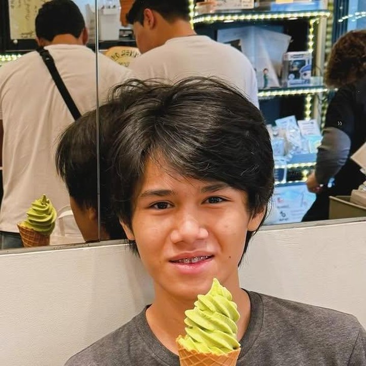 <p>Biasa memiliki rambut panjang, belum lama ini Sarah memutuskan untuk mengubah penampilannya dengan rambut menjadi pendek. Ketika disandingkan bersama sang putra, keduanya jadi terlihat mirip, lho. (Foto: Instagram: @sarahcandra)</p>