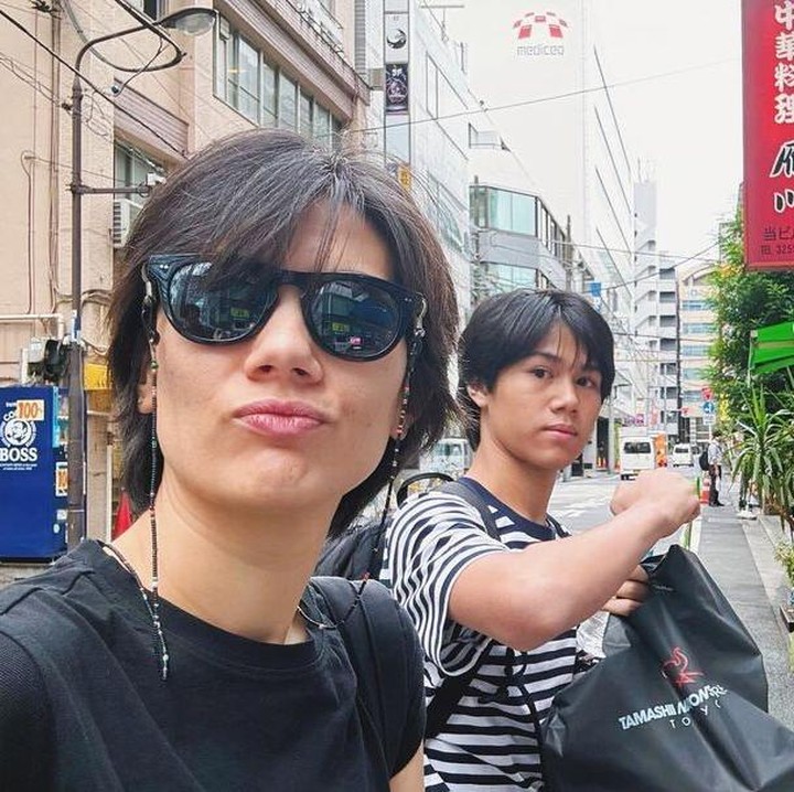 <p>"Kembarrr!! Sarah asli ganteng dan kharismatik banget rambut gini," kata seorang netizen dengan emotikon hati. "Kembar banget. Mana kayak kakak adik gini," ujar netizen lainnya.  (Foto: Instagram: @sarahcandra)</p>