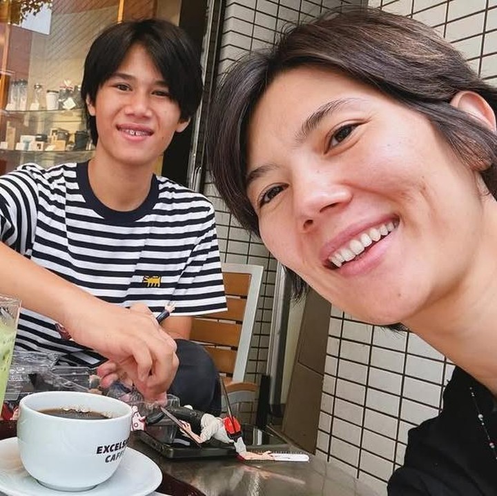 <p>"Teman minum kopi matcha saya dan penerjemah Bahasa Jepang saya sekarang! Kanpaii!!," tulis Sarah seraya mengunggah potretnya bersama sang putra yang tengah minum kopi. (Foto: Instagram: @sarahcandra)</p>