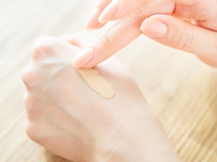 10 Rekomendasi Merek Foundation yang Bagus untuk Kulit Kering & Cara Memilihnya