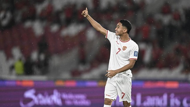 Marselino Ferdinan mendapat standing ovation atau tepuk tangan sambil berdiri dari 55 ribu penonton di Stadion Utama Gelora Bung Karno, Selasa (19/11).