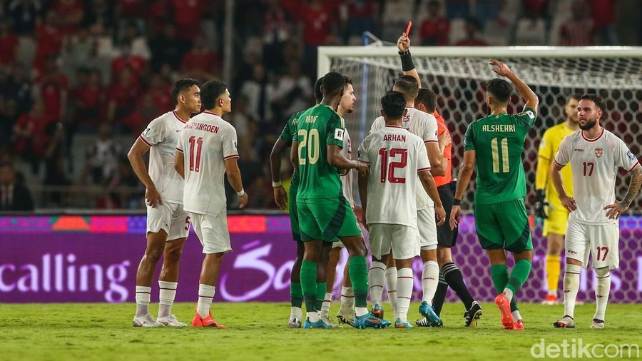 Wasit mengacungkan kartu merah kepada Justin Hubner (Indonesia) di tengah laga Indonesia vs Arab Saudi dalam lanjutan babak ketiga Kualifikasi Piala Dunia 2026 zona Asia, Selasa (19/11/2024) di Gelora Bung Karno Jakarta.