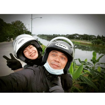 Sosok Suami Ira Swara yang Dulu Kerja sebagai Arsitek Kini Jadi Ojek Online