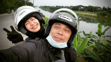 img-title Sosok Suami Ira Swara yang Dulu Kerja sebagai Arsitek Kini Jadi Ojek Online