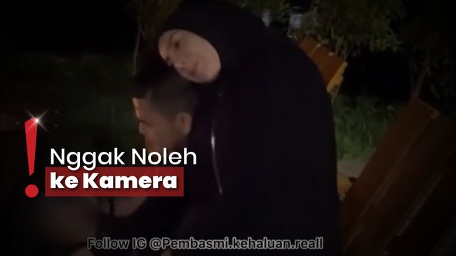 Irish Bella Sandarkan Kepala ke Suami, Haldy Sabri Fokus Isap Rokok