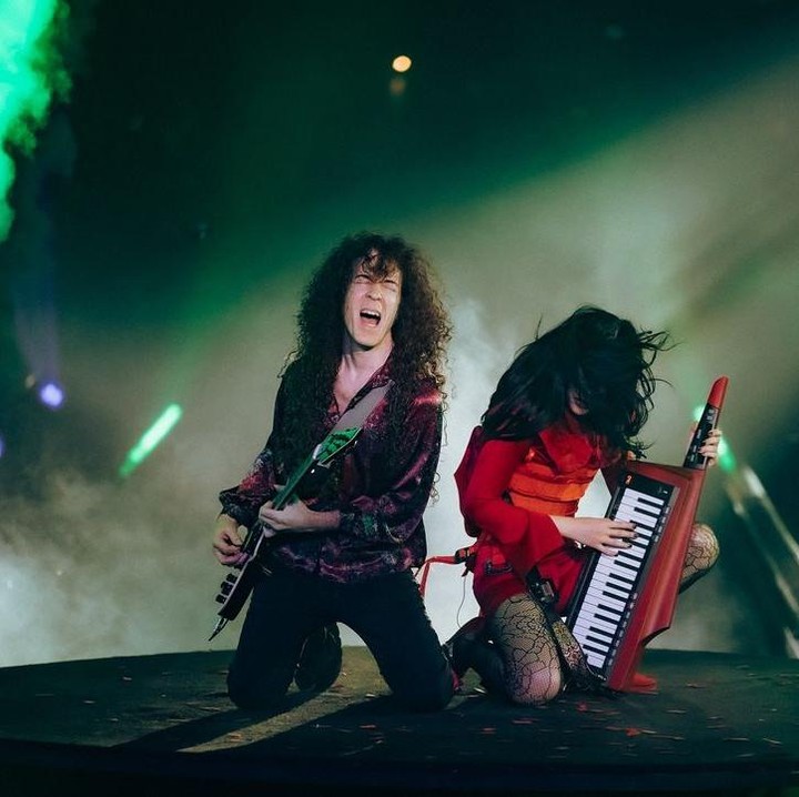 <p>Isyana juga mengejutkan penonton dengan menghadirkan mantan gitaris band thrash metal Megadeth, Marty Friedman. Keduanya berduet dengan membawakan lagu <em>My Mystery</em>. (Foto: Instagram@isyanasarasvati)</p>