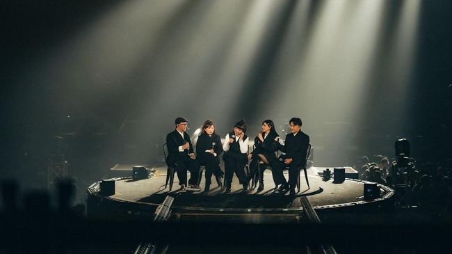 Potret Momen Spesial Isyana Sarasvati Tampil Bersama Keluarga di Konser Lost in Harmony