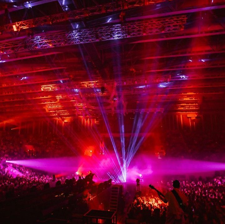 <p>Melalui unggahan itu, Isyana mengungkap perasaan bahagianya untuk para penonton yang telah hadir memeriahkan konsernya. "Kata-kata hampir tidak bisa mengekspresikan penghargaan saya untuk semua orang yang menghadiri konser dekade saya malam itu," tuturnya. (Foto: Instagram@isyanasarasvati)</p>