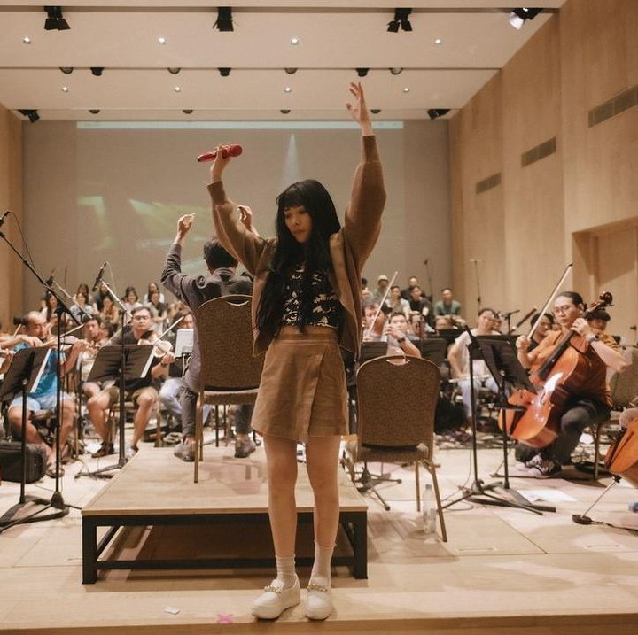 <p>Penyanyi Isyana Sarasvati belum lama ini memberikan penampilan yang luar biasa lewat konsernya yang bertajuk <em>Lost in Harmony</em> di Istora Senayan, pada Sabtu (16/11/2024). (Foto: Instagram@isyanasarasvati)</p>