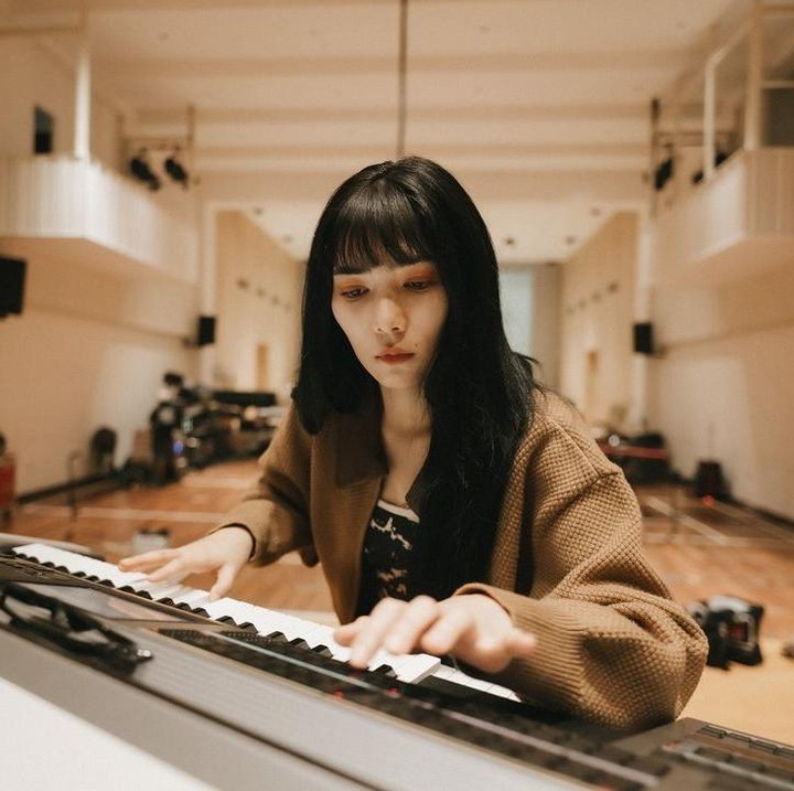 <p>Melansir dari laman <em>detikcom,</em> perempuan kelahiran 1993 ini ternyata mengadakan konser tersebut sebagai bagian dari perayaan 10 tahun perjalanannya di industri musik Tanah Air, Bunda. (Foto: Instagram@isyanasarasvati)</p>