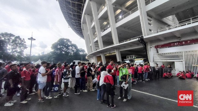 Sekitar 4 jam sebelum kick off Timnas Indonesia vs Arab Saudi, suporter mulai memadati Stadion Utama GBK meski hujan mulai turun.