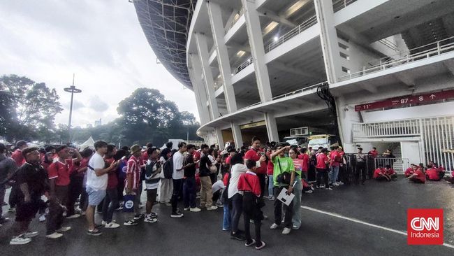 Hujan Turun, Suporter Mulai Padati GBK Jelang Indonesia vs Saudi